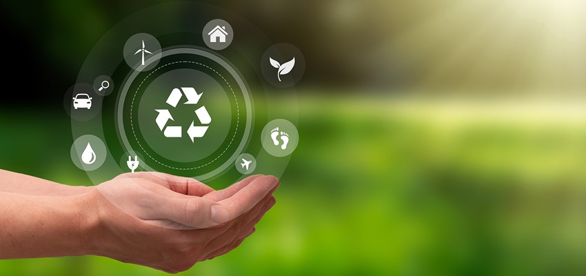 El compromiso de PPG con la sostenibilidad Mano con símbolos de reciclaje y ecología. Fuentes de energía sostenibles, concepto de residuo cero.